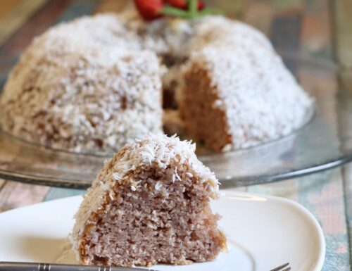 Ciambella Cocco e fragole è un dolce davvero sofficissimo e profumatissimo.