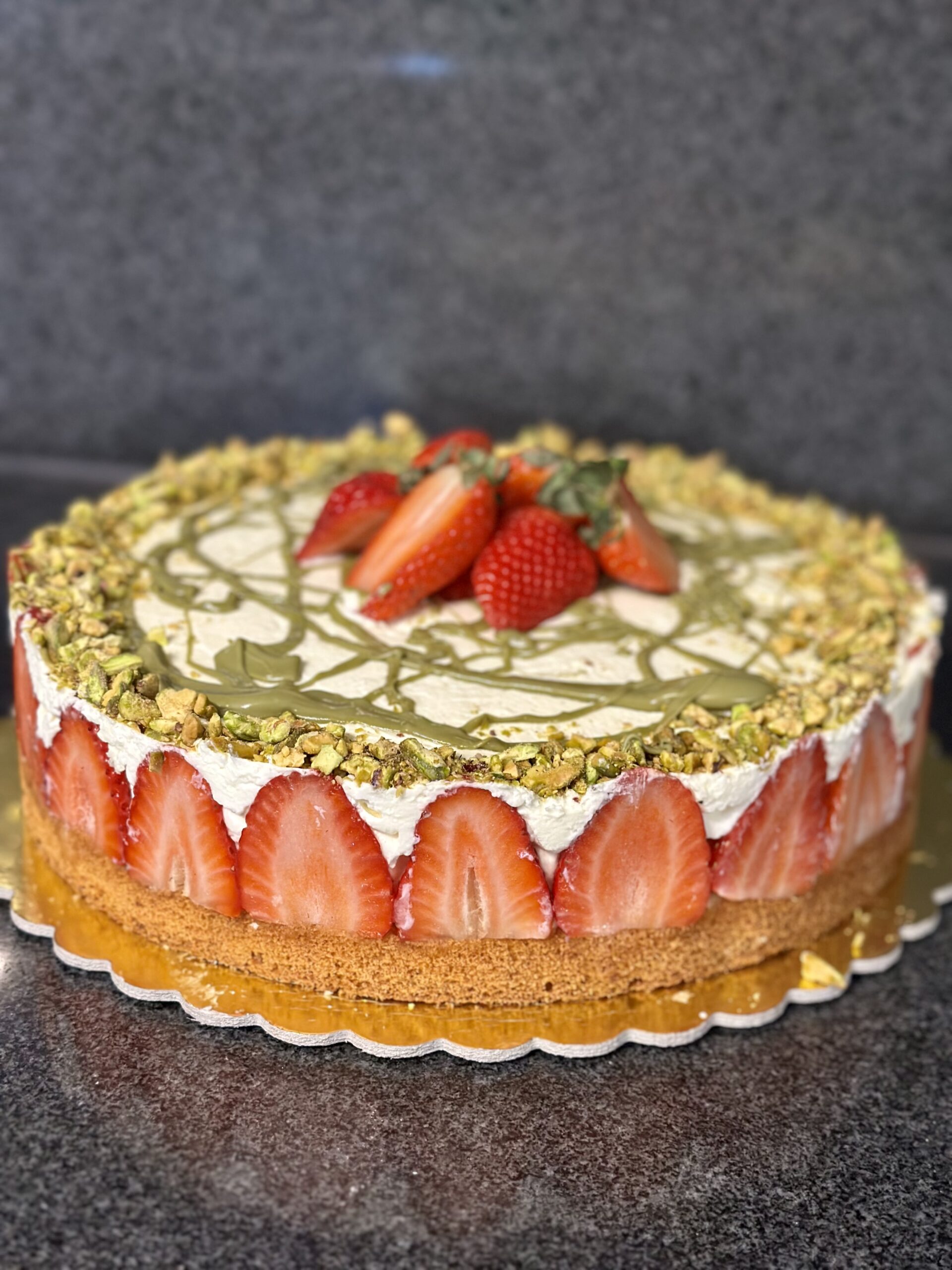 Torta amore di mamma - la torta più facile di sempre, gusto fresco e goloso grazie alle fragole e il pistacchio- ideale anche per compleanni